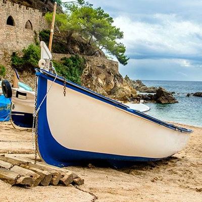 BOAT, ROPE, SAND, SHORE, WINDOW, ARCH, RAMPARTS, HULL, BEACH