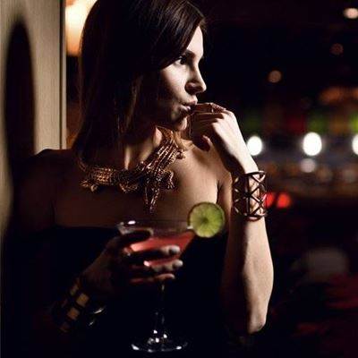 FEMME, BRACELET, OBSCURITE, MARTINI, ALCOOL, SOIREE, COCKTAIL, COLLIER, OMBRE