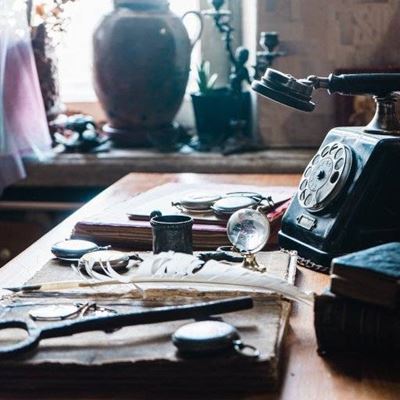 ANTIQUES, TELEPHONE, BOOK, GLOBE, WOOD, VASE, QUILL, TABLE, GLASSES