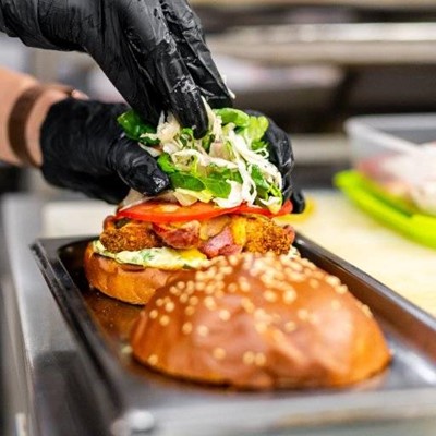 GLOVES, TRAY, LETTUCE, INGREDIENTS, HANDS, TOMATO, BURGER, BUN, CONTAINER, SESAMESEEDS, RESTAURANT