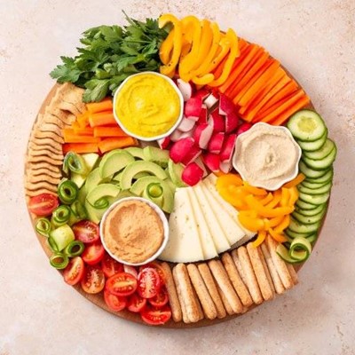 PEPPERS, AVOCADO, CARROT, DIPS, PARSLEY, CRUDITES, RADISH, CUCUMBER, CHEESE, BREADSTICKS, BOWLS