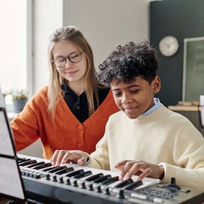 LESSON, TEACHER, PUPIL, WINDOW, ELECTRIC, PIANO, INSTRUMENT, FINGERS, CARDIGAN, GLASSES, KEYS, PLANT