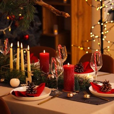 FLAME, PINECONE, TABLECLOTH, NAPKIN, PLATE, CANDLE, GLASS, CANDYCANE, BELL, FESTIVE, DINING