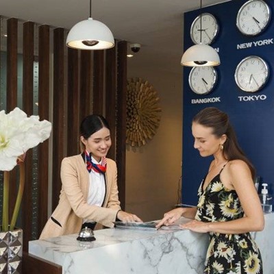 RECEPTION, CLOCK, LEAFLET, COUNTER, CAMERA, GUEST, EARRING, DRESS, MARBLE, CRAVAT, BELL, POINTING
