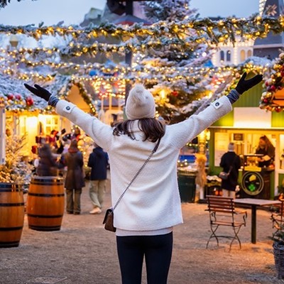 COAT, BARREL, GLOVES, WINDOW, CUSTOMERS, GARLAND, SNOW, HAT, WINTER, MARKET, LIGHTS, DECORATIONS