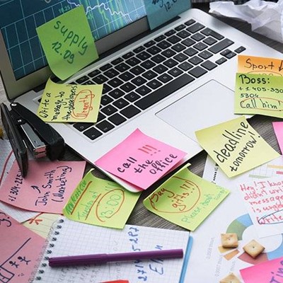 SCREEN, STAPLER, PEN, NOTEPAD, PAPER, STATIONERY, DEADLINE, LAPTOP, KEYBOARD, CLUTTERED, REMINDERS