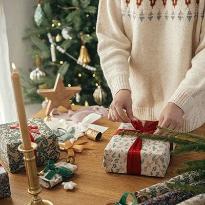 TREE, BAUBLE, JUMPER, WRAPPING, TABLE, SLEEVES, GIFT, RIBBON, BOW, CANDLE, FLAME, FESTIVE