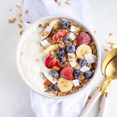 BREAKFAST, HEALTHY, SPOON, GOLD, BOWL, MEAL, STRAWBERRY, BLUEBERRY, BANANA, COCONUT, GRANOLA