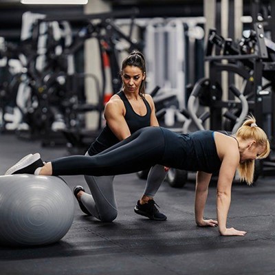 TRAINER, GYM, MOTIVATION, POSTURE, PLANK, FITNESS, EXERCISE, EQUIPMENT, BALL, PONYTAIL, LEGGINGS