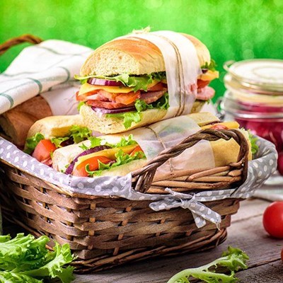 TOWEL, STRING, CHEESE, JAR, TOMATO, BASKET, SANDWICH, ONION, LETTUCE, POLKADOT, WICKER