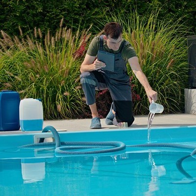 TABLET, HOSE, CONTAINERS, SHRUBS, POURING, CHEMICALS, POOL, CLEANING, LIQUID, HYGIENE, WATER