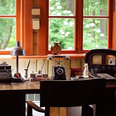 DESK, RADIO, TYPEWRITER, CHAIR, STATUE, TELEPHONE, DIAL, CLOCK, VINTAGE, HANDSET, BRASS, LAMP