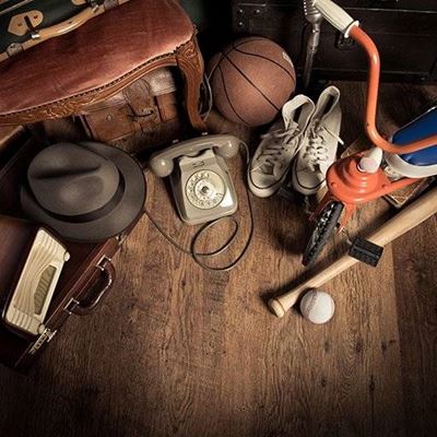 TELEPHONE, BASEBALL, BAT, SNEAKERS, BASKETBALL, RADIO, HAT, TRICYCLE, CHAIR, CABLE, MICROPHONE