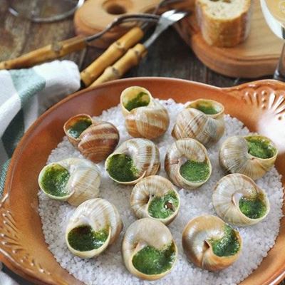 SNAILS, FRENCH, SALT, FORK, BOWL, DELICACY, BREAD, CLOTH, SHELL
