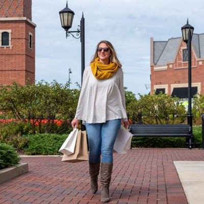 SHOPPING, FOOTPATH, MALL, RETAIL, BRICKS, BAGS, SCARF, LAMPPOST, BENCH, PLANTS, CLOUDY