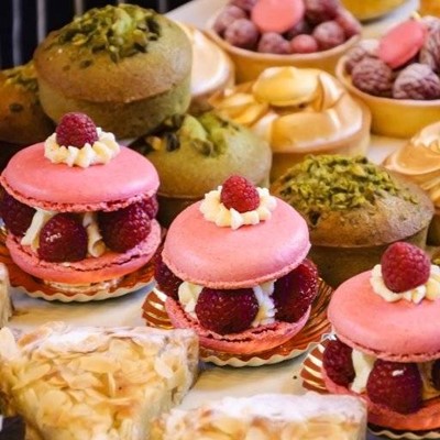 RASPBERRIES, ALMONDS, PASTRY, CAKES, MERINGUE, CREAM, PISTACHIO, SPONGE, MACARON, CASE