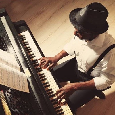 PIANO, MUSIC, SUSPENDERS, PIANIST, FINGERS, KEYS, CLASSICAL, PERFORMANCE, SHARP, FLAT, NOTES