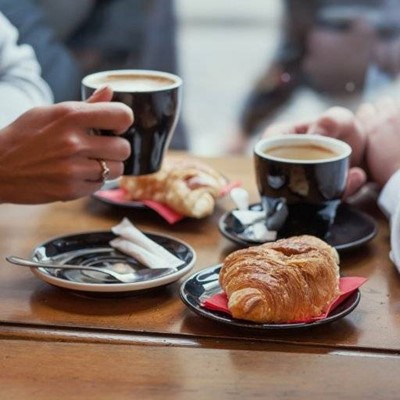 TEASPOON, CROISSANT, SUGAR, CUP, CAFE, SACHET, COFFEE, RING, HANDS, SAUCER, PASTRY