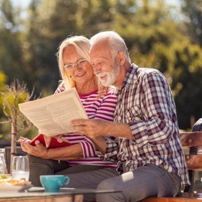 COUPLE, BENCH, MUG, TREES, SHIRT, BEARD, NEWSPAPER, TABLE, STRIPES, NOTEBOOK, READING, GARDEN